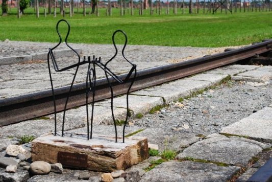 Estatua conmemorativa en recuerdo de las víctimas del campo de concentración de Auschwitz