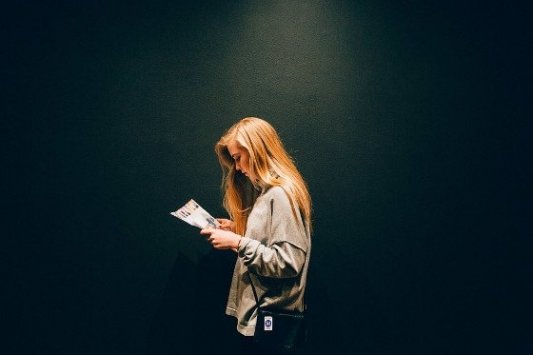 Joven lectora con una revista.