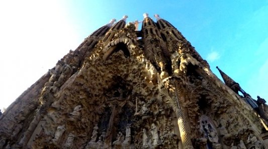 Foto panorámica de la Sagrada Familia en Barcelona