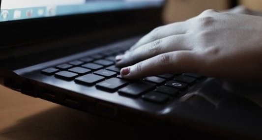 joven mujer utilizando un ordenador con windows