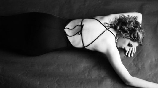 Mujer misteriosa tumabda y fotografiada en blanco y negro