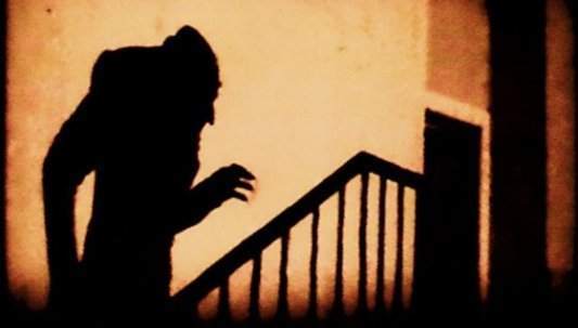 Fotograma de la película Nosferatu en la que se ve la sombra del vampiro