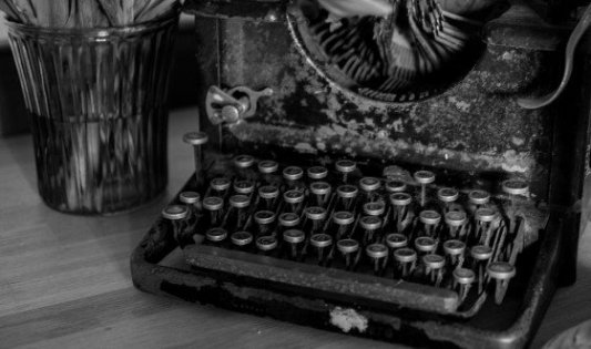 Vieja máquina de escribir con las teclas rotas y algo de óxido en los bordes.