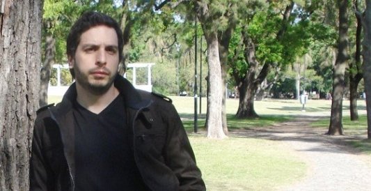 Imagen del escritor argentino Federico Axat, de día en un parque.