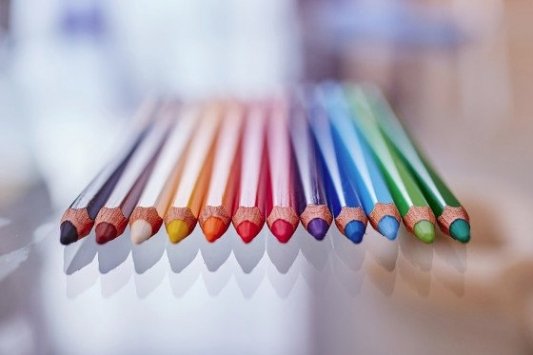 Lápices de colores usados tanto por niños como por adultos.