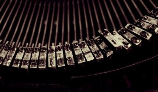 Letras de una vieja máquina de escribir manual.