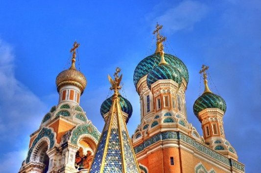 Cúpulas bizantinas en una basílica rusa.