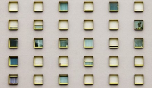 Varias ventanas en las que solo cambia un detalle de una a otra.