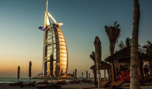 Uno de los hoteles más famosos de Dubai visto desde la playa.