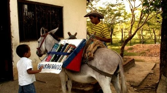 Biblioburro en una casa de Colombia.