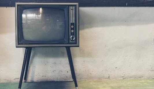 Televisión vintage sobre cuatro patas.