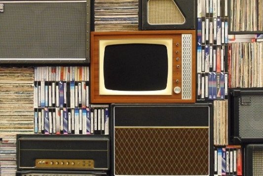 Televisión retro con cintas VHS.