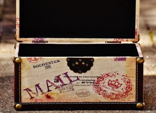 Preciosa caja con sellos de correos.