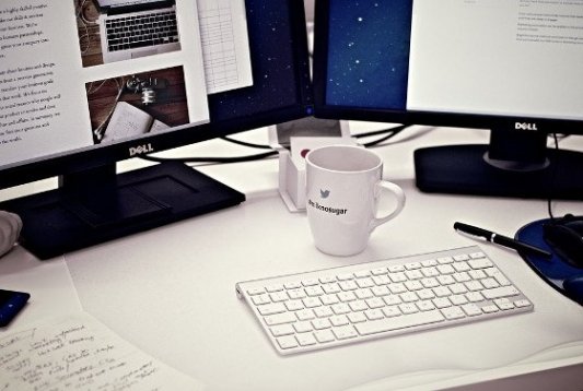 Espacio de trabajo con una taza de café.
