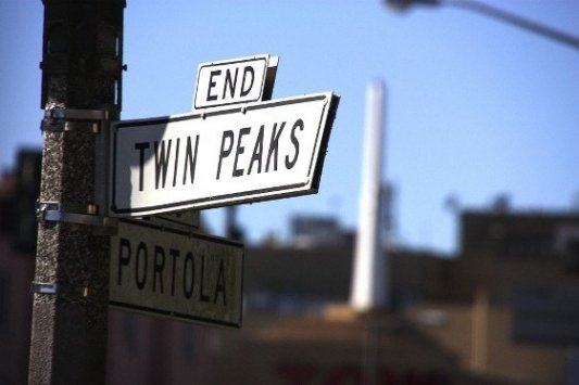 Placa de tráfico con el nombre de Twin Peaks.