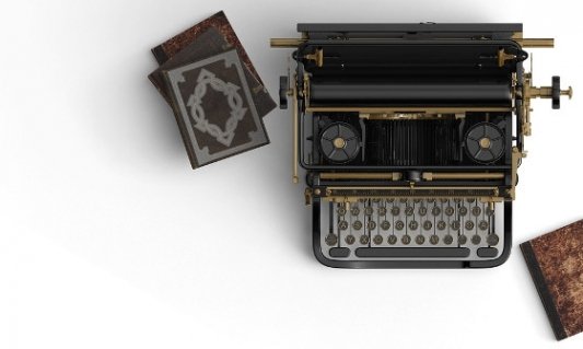 Antigua máquina de escribir y unos cuadernos.