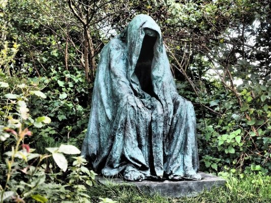 Estatua de la muerte en un jardín.