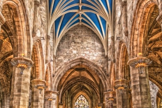 Interior de una catedral.