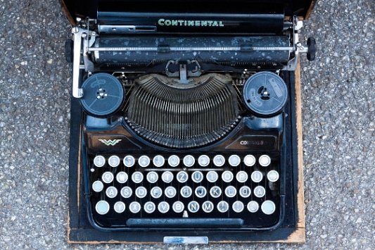 Vieja máquina de escribir continental.