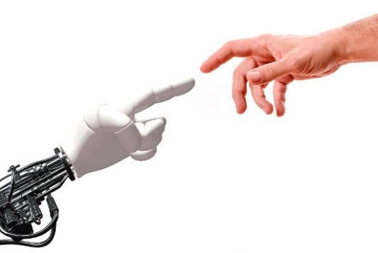 Mano robótica tocando mano humana.