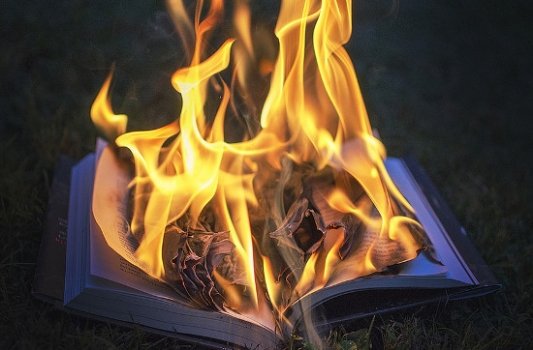 Libro en llamas.