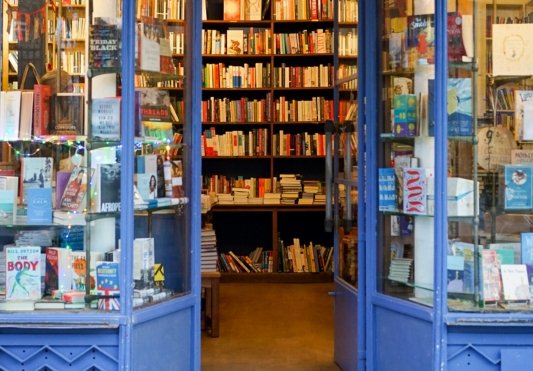 Puertas de una librería con vista a las estanterías