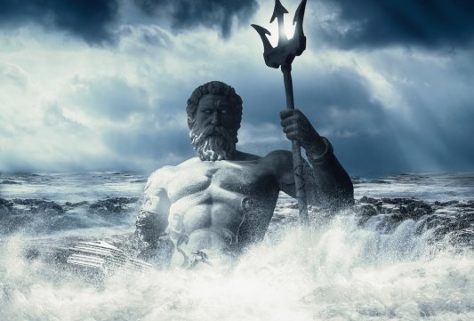 Escultura de Poseidón sujetando el tridente mientras sale del agua