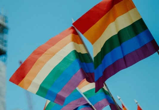 Dos banderas del colectivo LGBT ondeando al viento